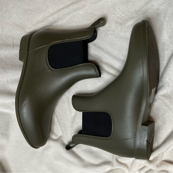 SO Olive Green Lizard Matte Chelsea Rain Boot - Picture 3 of 9